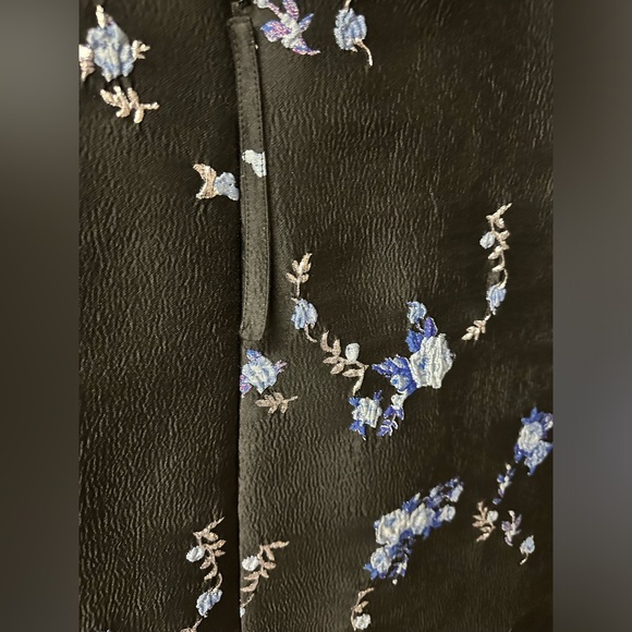 Ganni
Puff-Sleeve Floral Jacquard Minidress - Picture 7 of 8